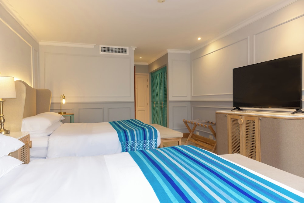 Premium Room, 2 Queen Beds, Non Smoking (City or Garden View) - Photo 12