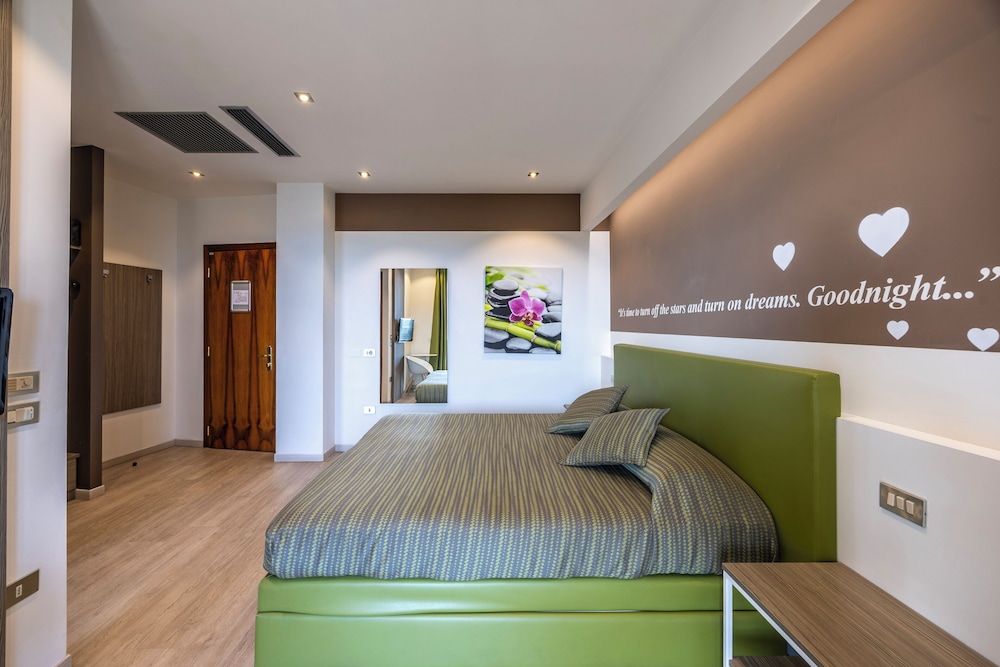 Double or Twin Room, Balcony, Partial Lake View - Photo 2