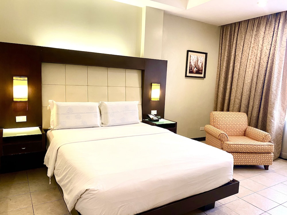 Deluxe Queen (1 Queen Bed) - Photo 13
