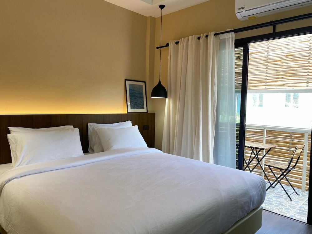 Deluxe Double Room, 1 King Bed, Garden View - Photo 3