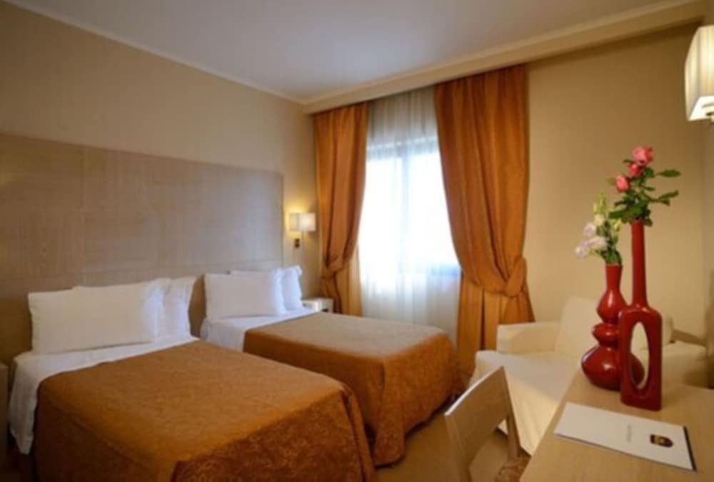 Standard Room, Multiple Beds - Photo 2