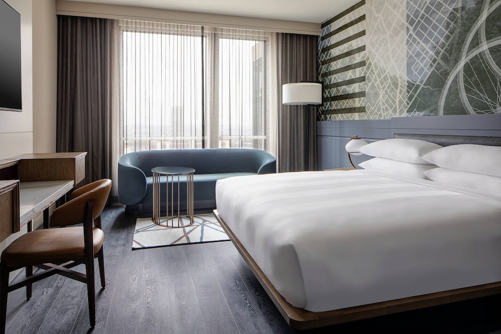 Club Room, 1 King Bed, City View (Mobility/Hearing Access, Roll-in Shwr) - Photo 5