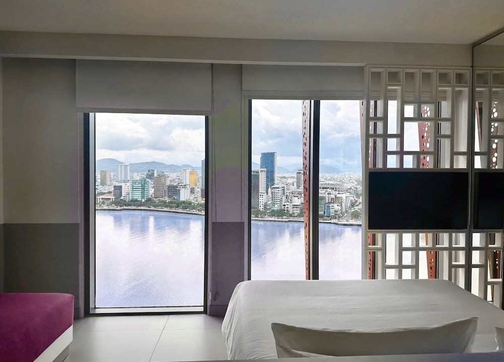 Deluxe Room, 1 King Bed, River View - Photo 2