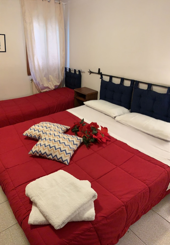 Deluxe Triple Room, Shared Bathroom, City View photo 3