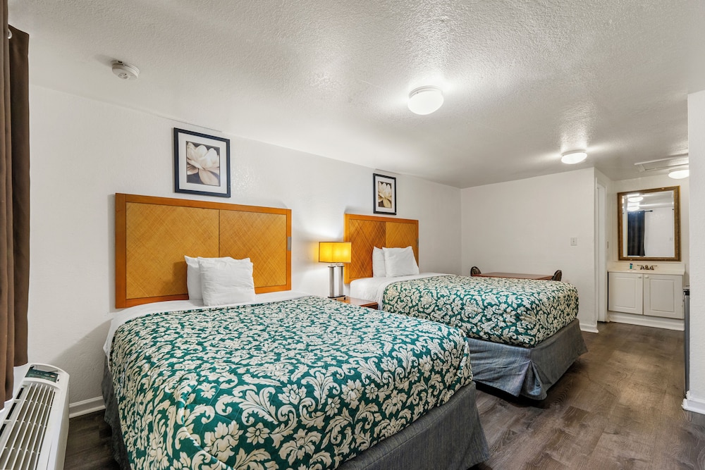 Room, 2 Queen Beds photo 1