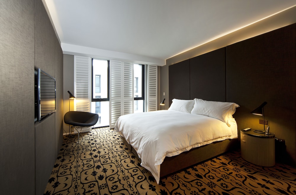 Burbury Hotel Room