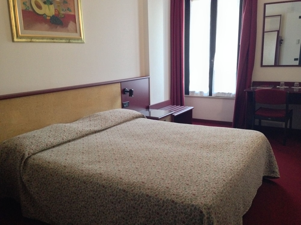 Standard Double or Twin Room - Photo 2
