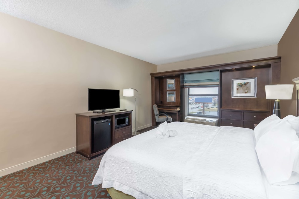 Standard Room, 1 King Bed, Non Smoking - Photo 2