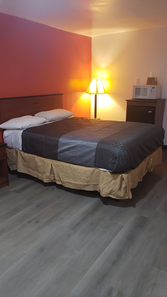 Basic Room, 1 Queen Bed, Smoking photo 1