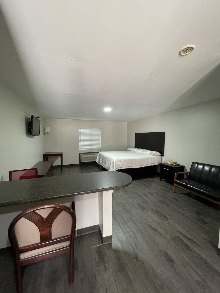 Basic Studio Suite, 1 King Bed, Non Smoking photo 2
