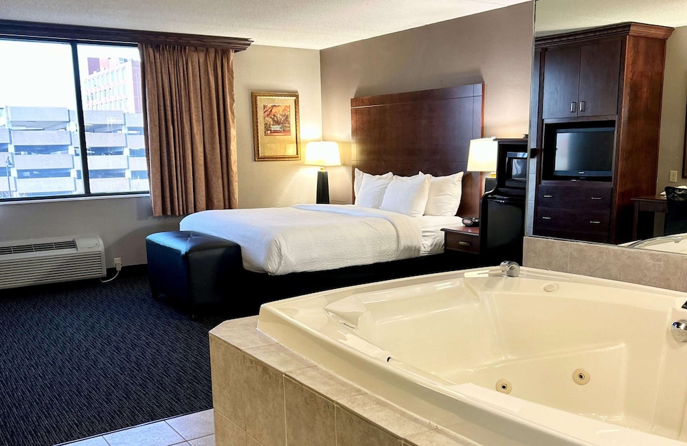 Suite, 1 King Bed, Non Smoking, Jetted Tub - Photo 1