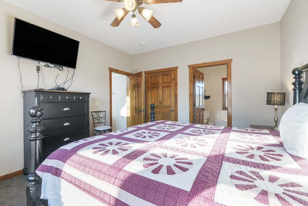Cabin, Multiple Beds, Fireplace, Mountain View (Kemper's Cabin by Silver Dollar City)