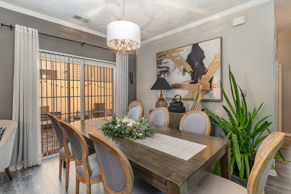 Stylish 2BR Townhome w Garage Patio Perfect for Stays or Assignments, Foto 12