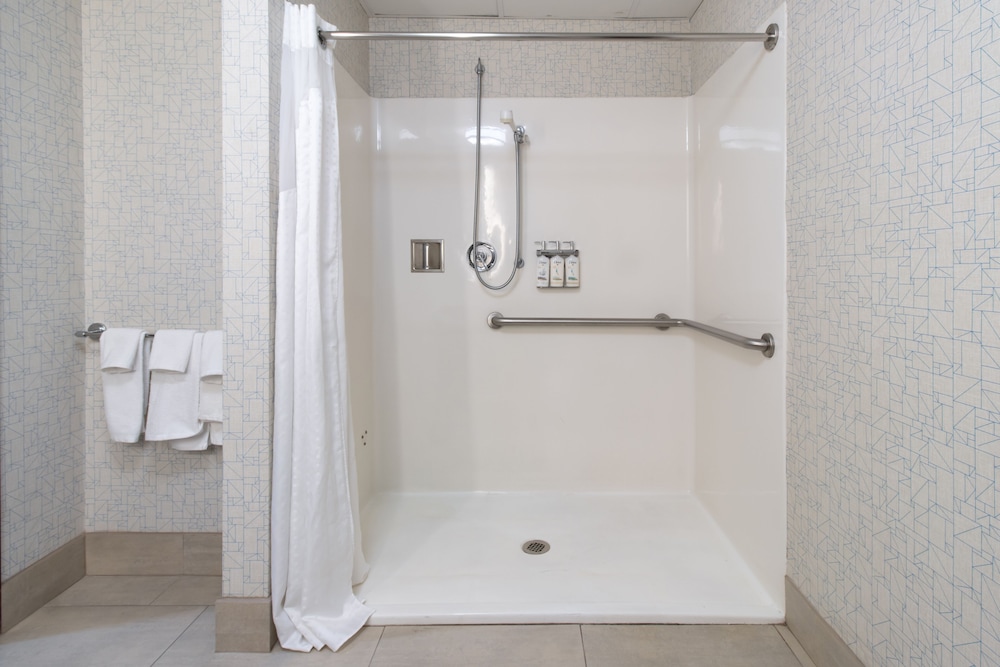 Suite, 2 Queen Beds, Roll-in Shower (Communications) - Photo 2