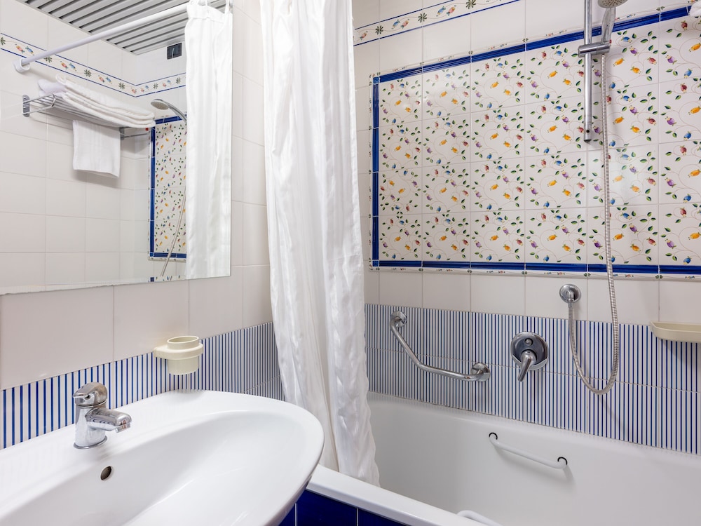 Panoramic Double or Twin Room - Photo 8