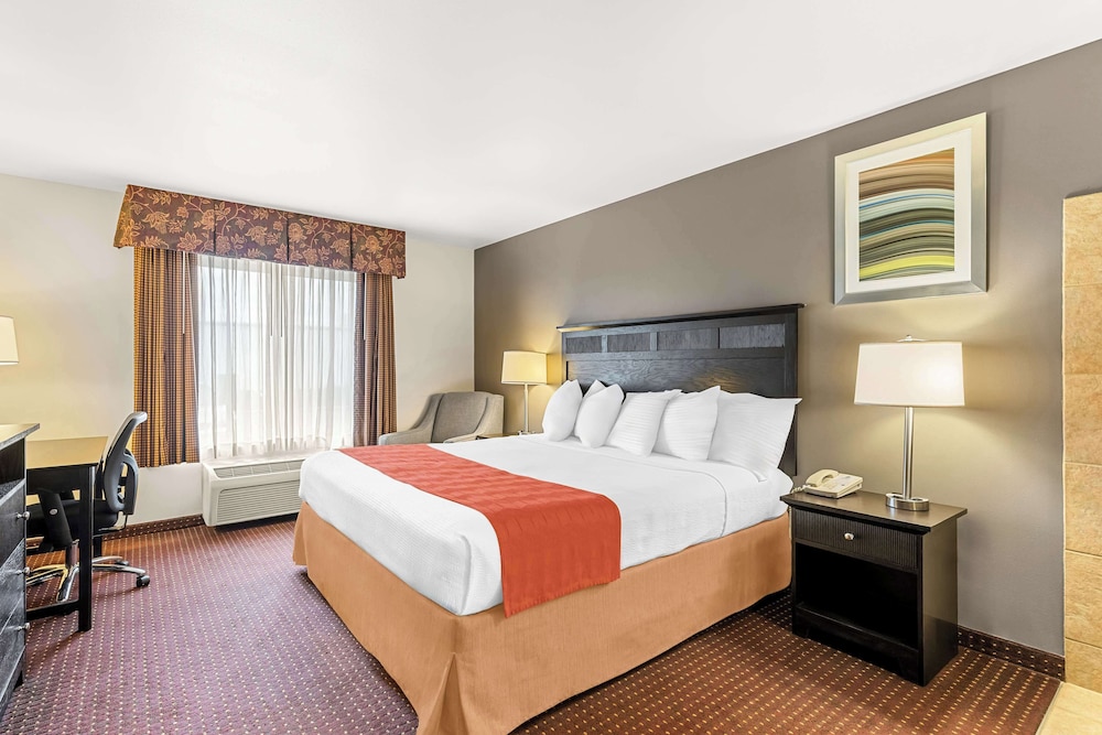 Suite, 1 King Bed, Non Smoking, Jetted Tub - Photo 1