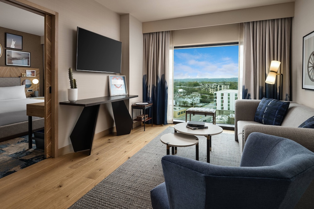 Suite, 1 Bedroom - Photo 18