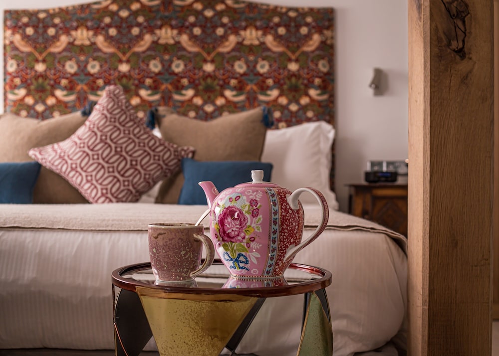 Luxury King Room - Photo 14
