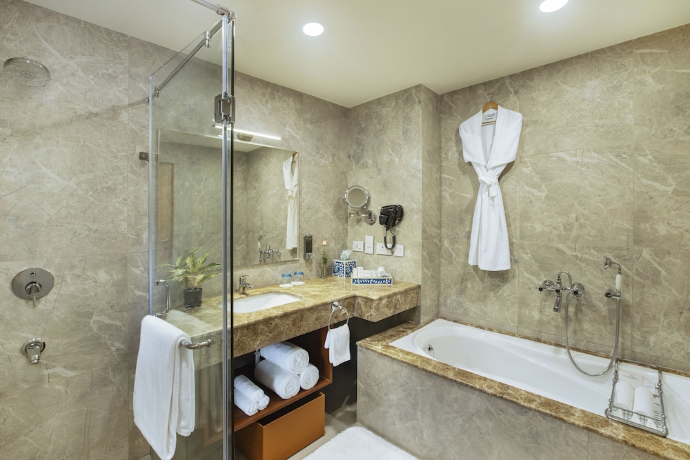 Executive Suite - Photo 4