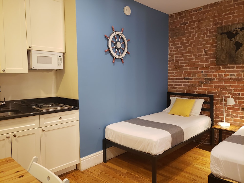 Basic Studio, Multiple Beds, Non Smoking photo 2