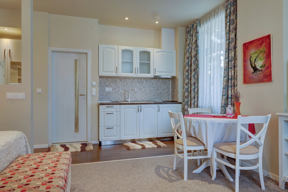Junior Suite, 1 Queen Bed, Kitchenette, Corner photo 3