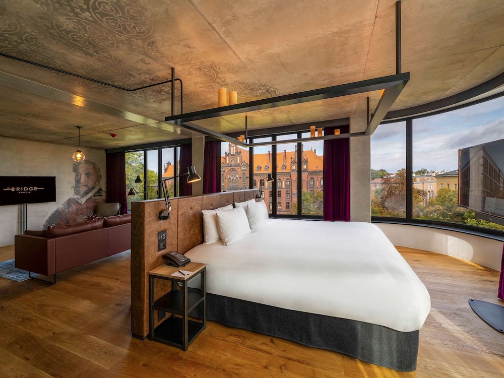 Executive Suite, 1 King Bed - Photo 2