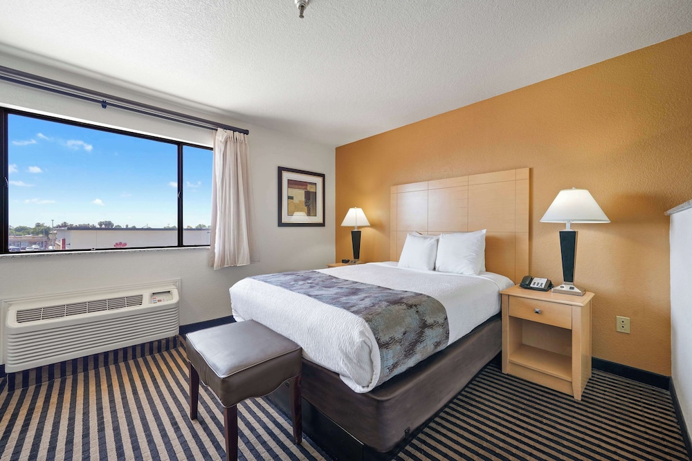 Suite, 1 Queen Bed, Non Smoking, Refrigerator & Microwave (Oversized Room;with Sofabed) - Photo 1