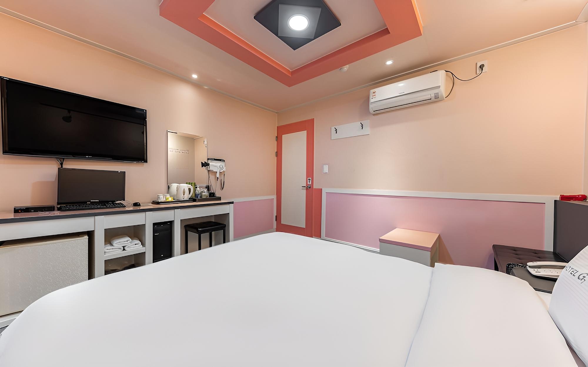 Room (General room G7 (NETFLIX available al) - Photo 1