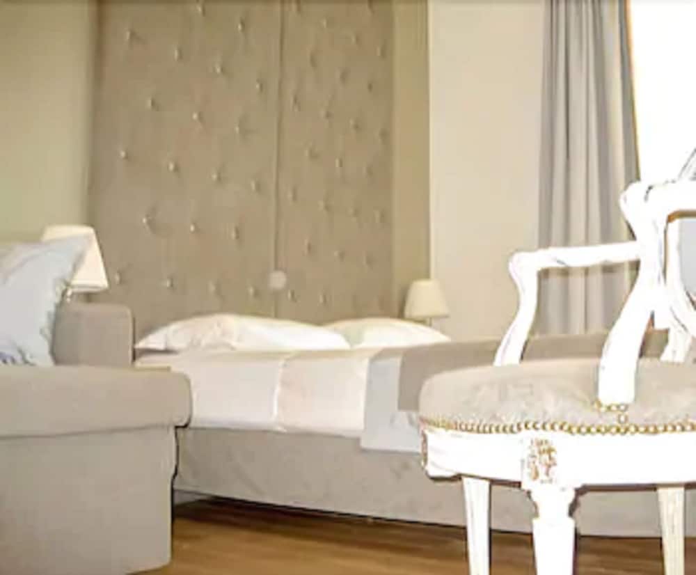 WHO - Windsor Hotel Opera bedroom photo