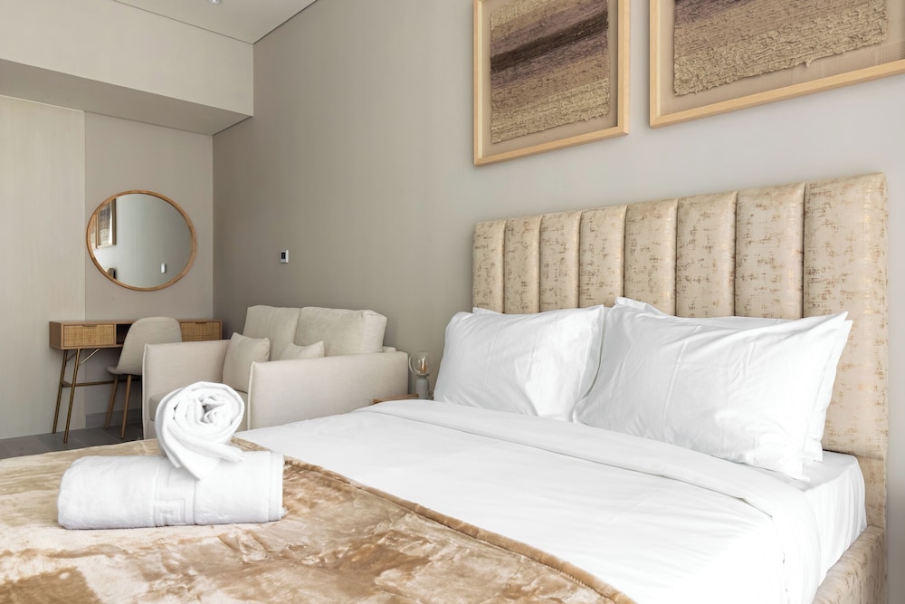 Signature Studio, 1 Queen Bed, Marina View photo 2