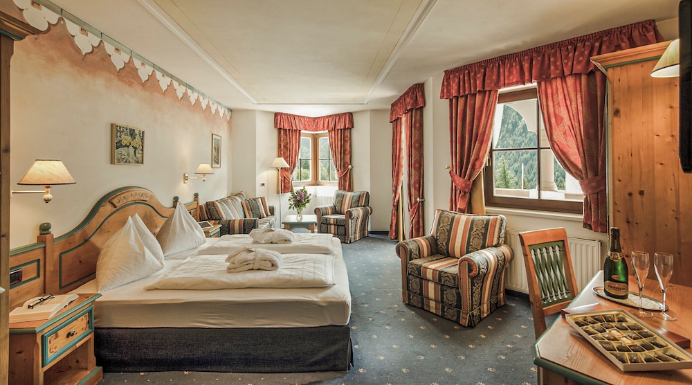 Comfort room with balcony and Dolomite view photo 2