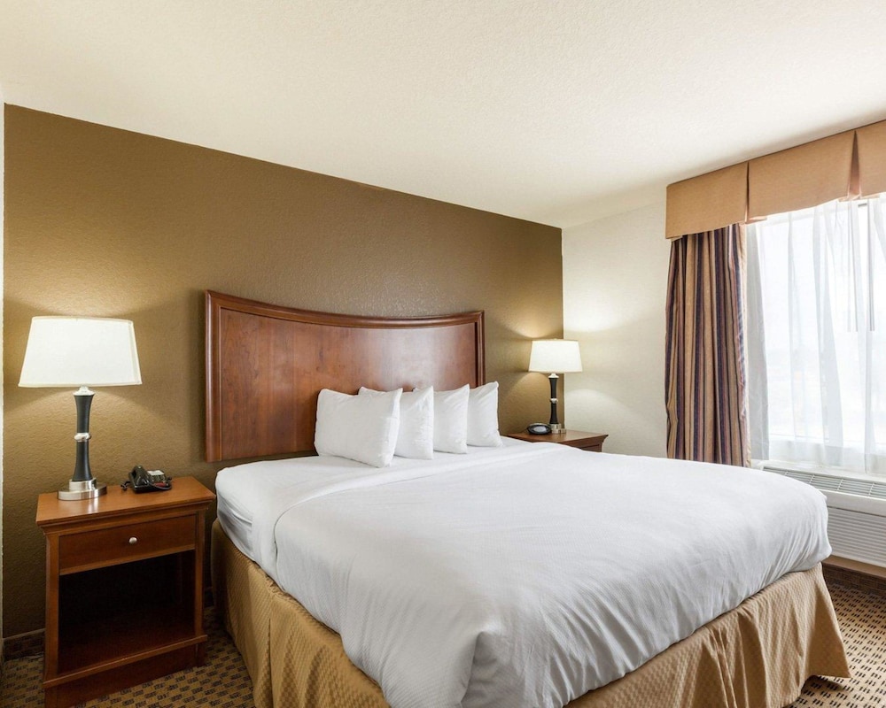 Suite, 1 King Bed, Accessible, Non Smoking - Photo 3