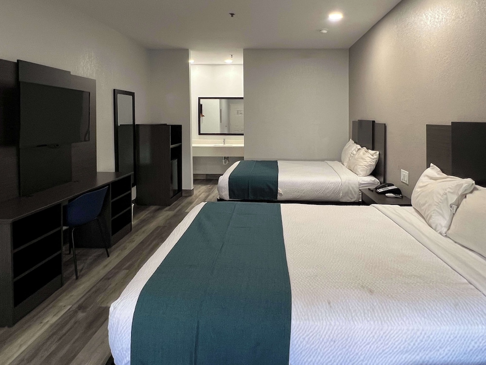 Deluxe Room, 2 Queen Beds, Non Smoking, Refrigerator & Microwave - Photo 1