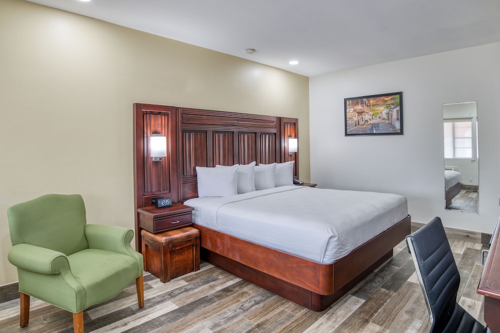 Deluxe Room, 1 King Bed, Non Smoking - Photo 6