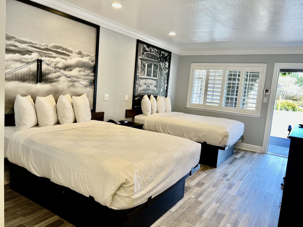 Basic Room, 2 Queen Beds - Photo 2