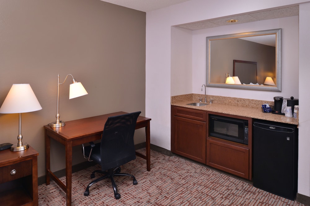 Suite, 1 King Bed, Non Smoking, Jetted Tub photo 3