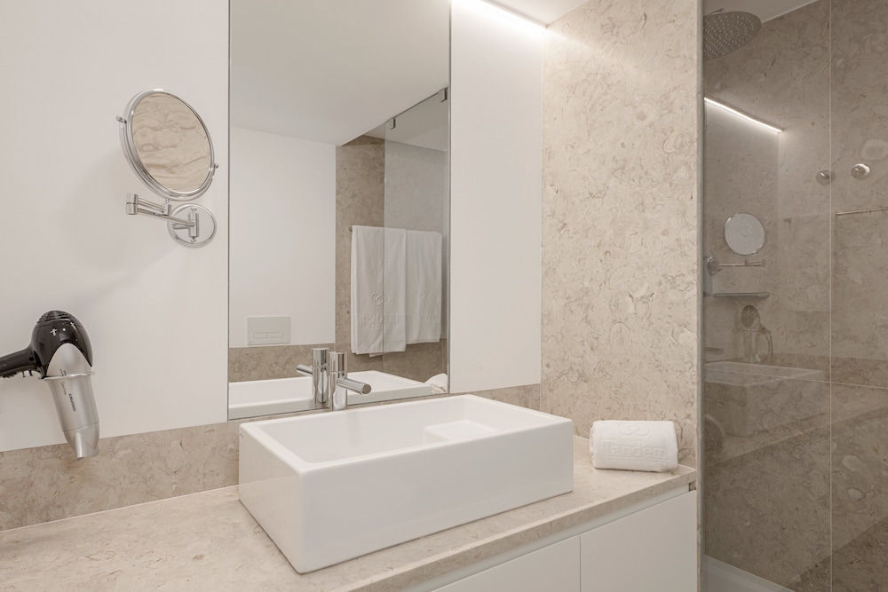 Suite, 2 Bedrooms - Photo 10