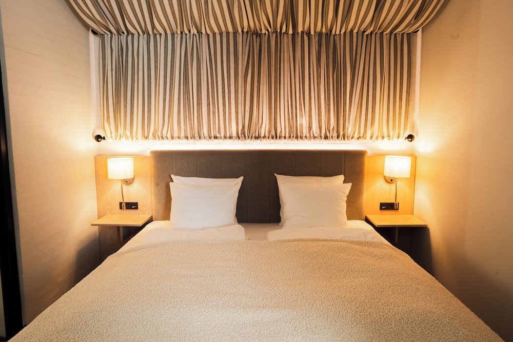 Suite, 1 King Bed - Photo 5