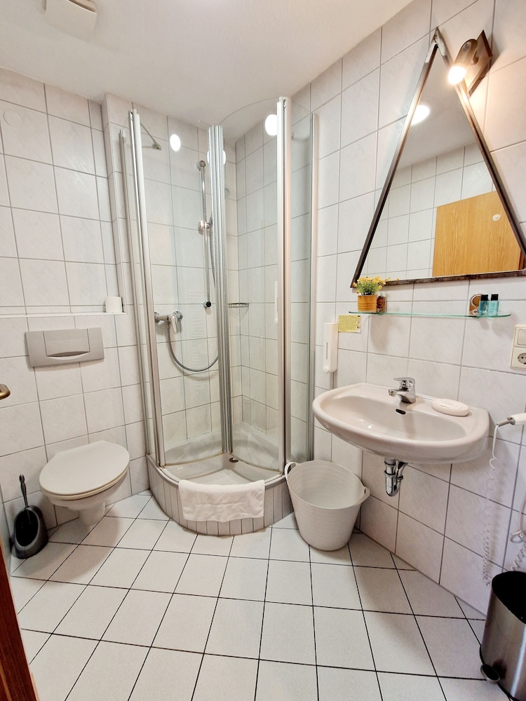 Double Room, Private Bathroom - Photo 8