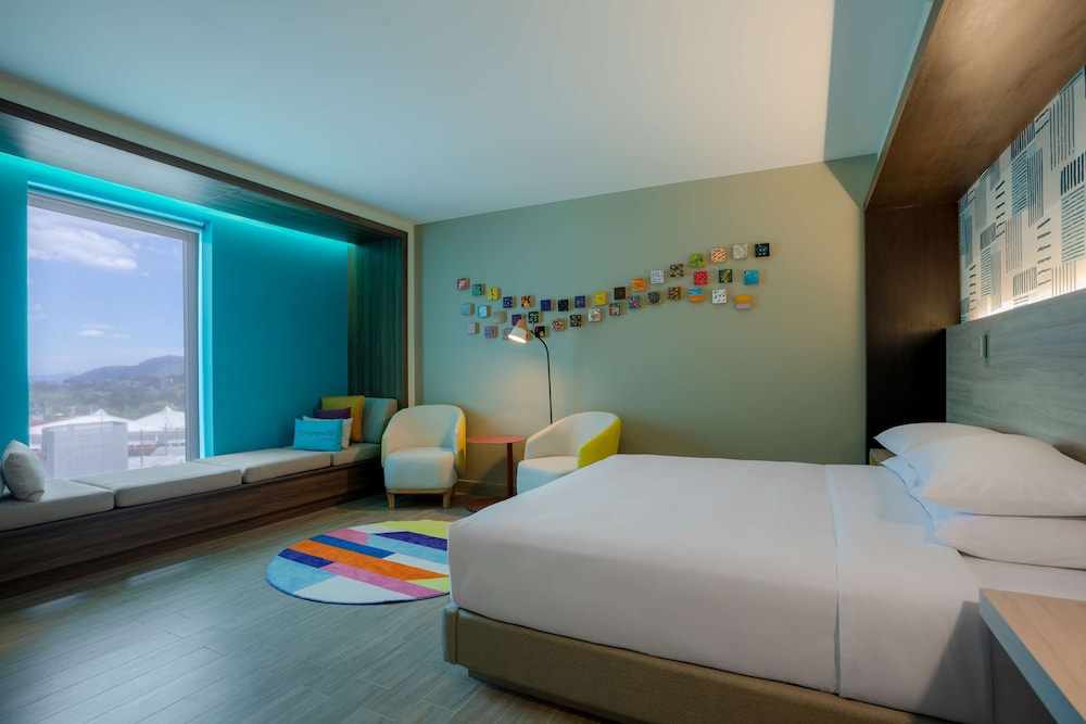 Room, 1 King Bed (Atrium View) photo 2