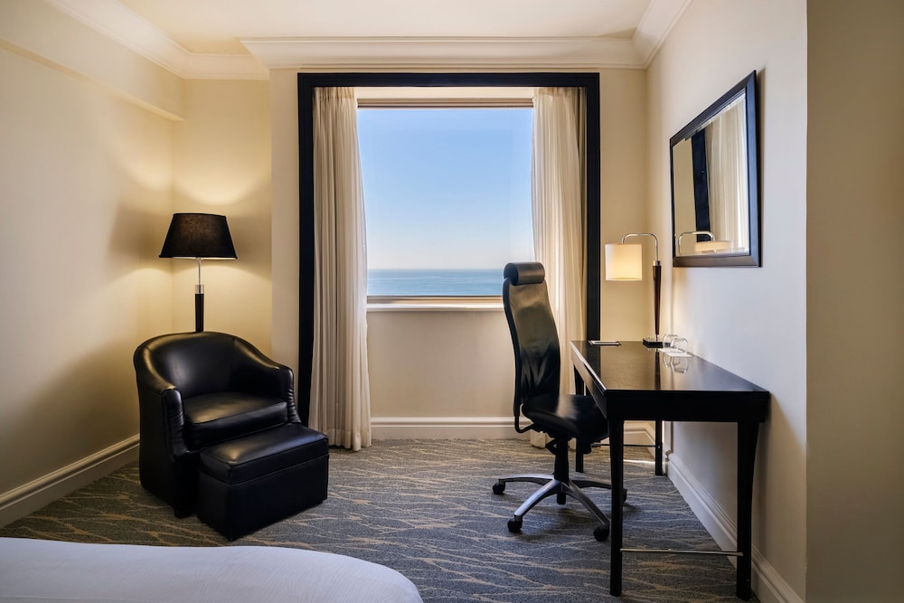 Room, 1 King Bed thumbnail 5