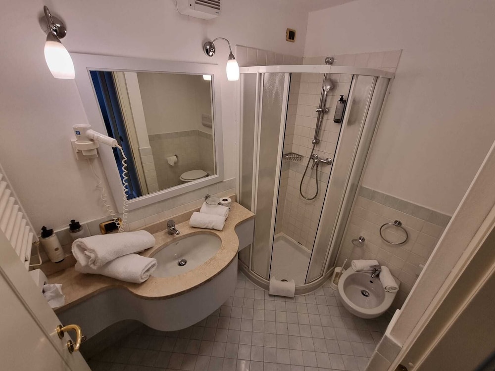 Standard Suite, 1 Bedroom, Terrace, Lake View - Photo 9