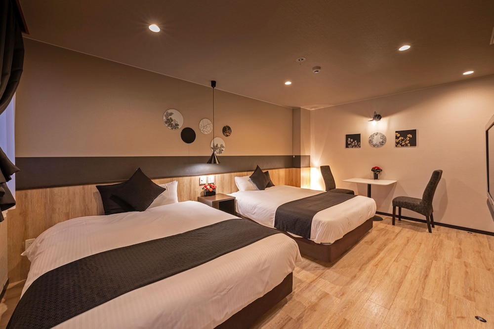 Basic Twin Room, 2 Queen Beds - Photo 5