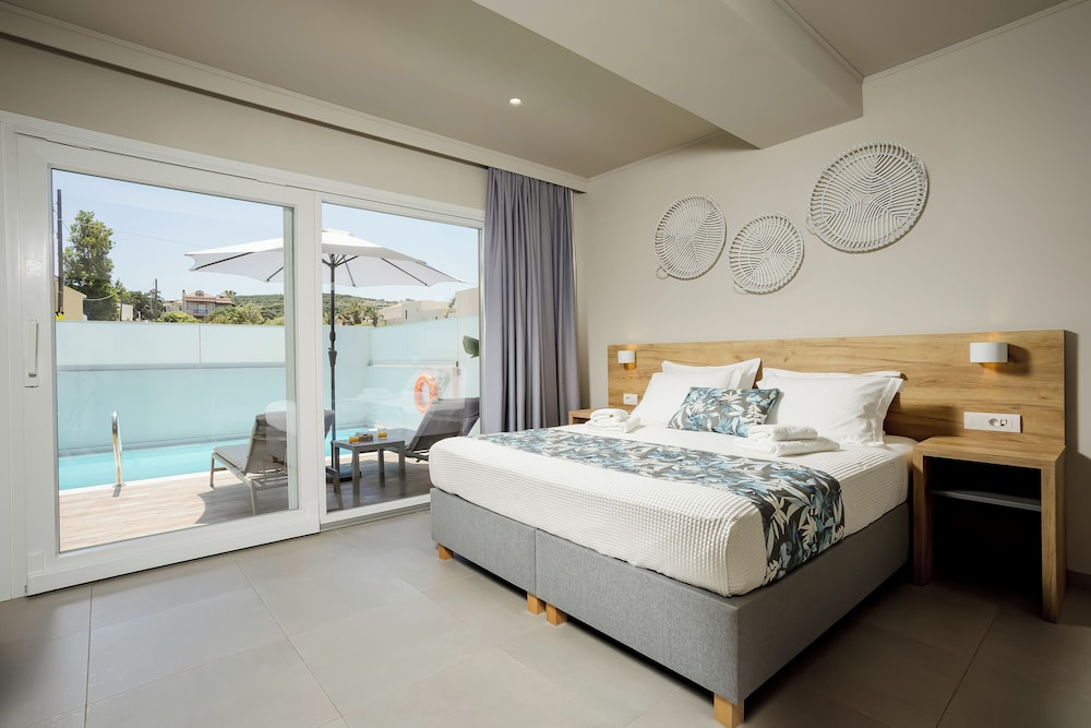 Superior Studio Suite, Private Pool, Beachfront