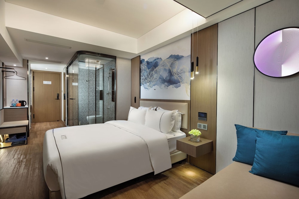 Warm & Cozy King Room