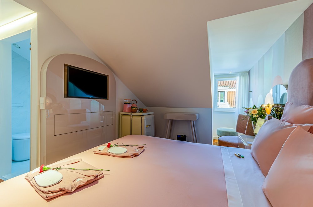 Superior Double Room thumbnail 5
