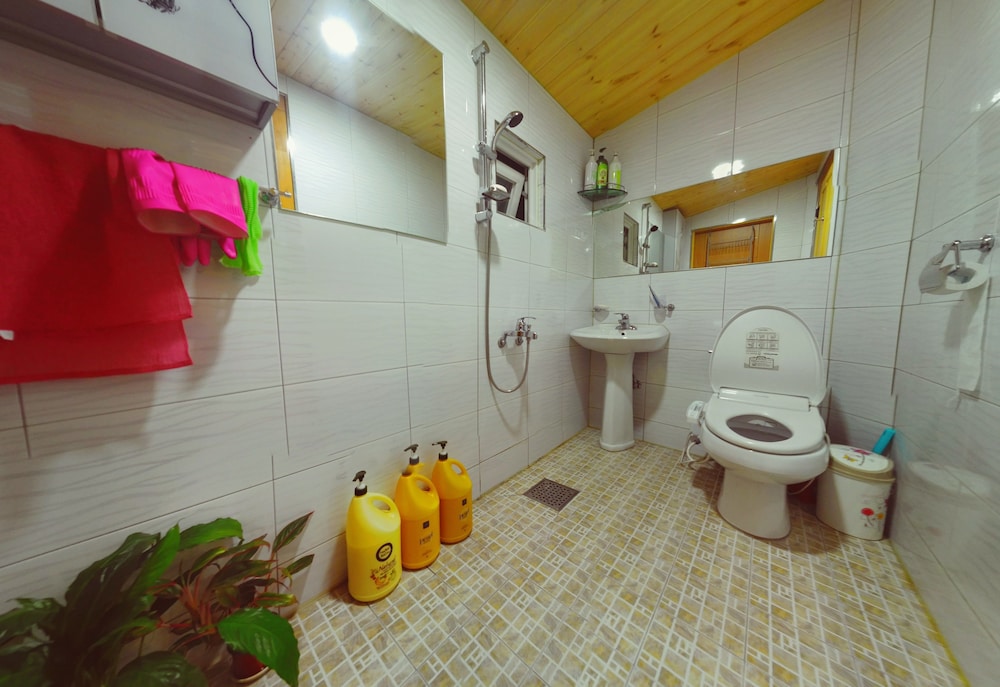 Family Room, Shared Bathroom (Free Korean Traditional Clothes Exp.) photo 3