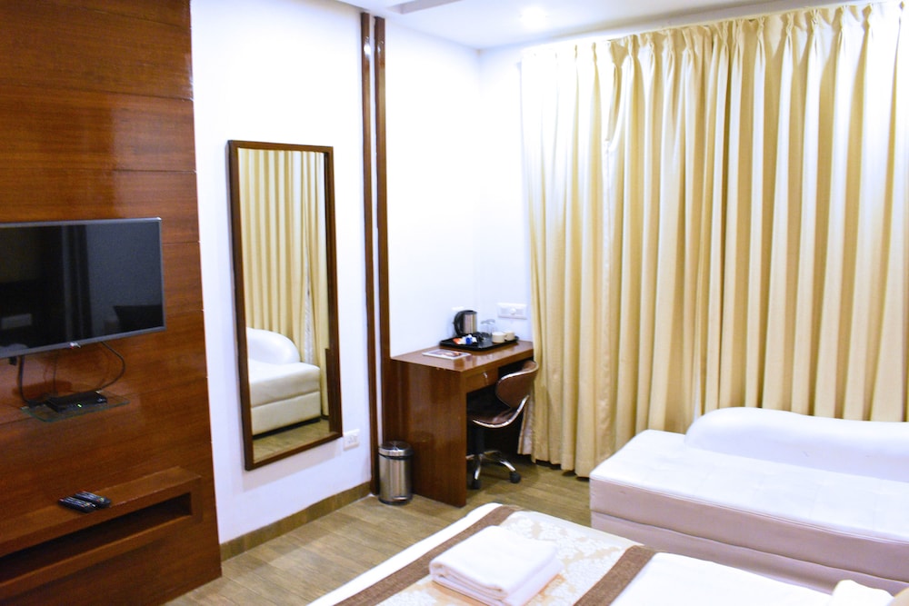 Deluxe Room, 1 King Bed photo 1