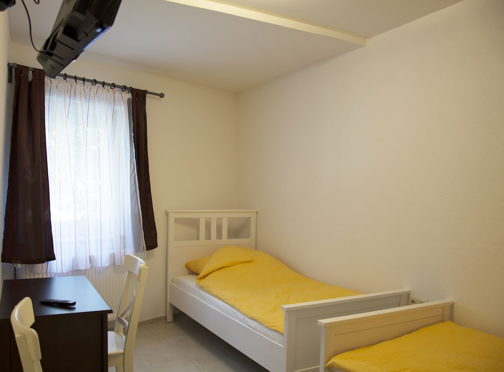 Standard Double Room Single Use, 1 Double Bed, Non Smoking, Refrigerator photo 3