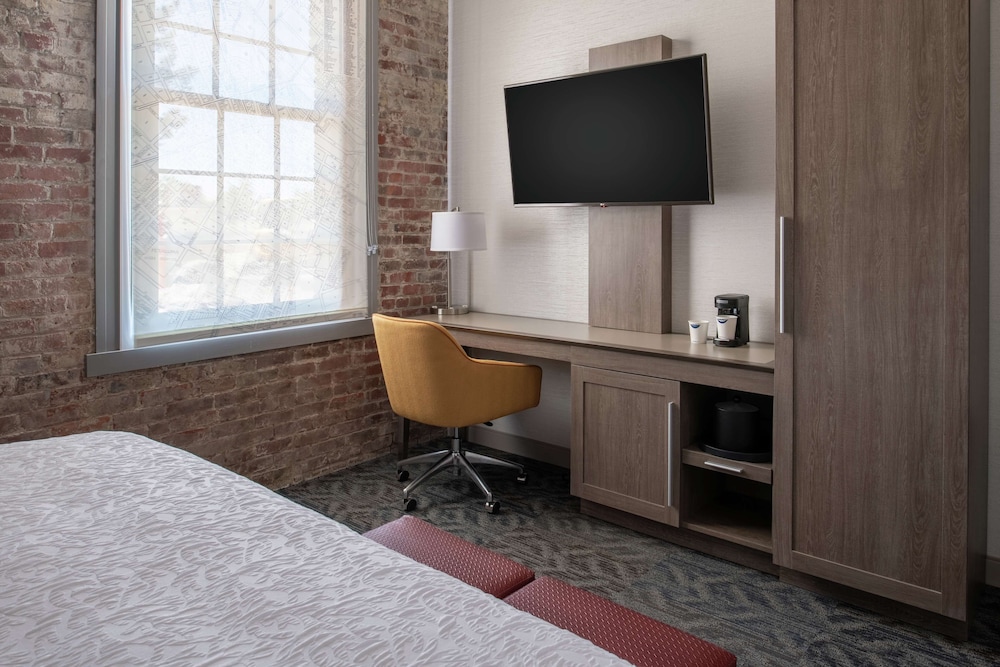 Room, 1 King Bed, Accessible, Bathtub (Mobility & Hearing) photo 3